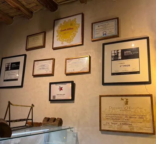 Mur de distinctions du Chef Faïçal Zahraoui au restaurant Azalaï Urban Souk