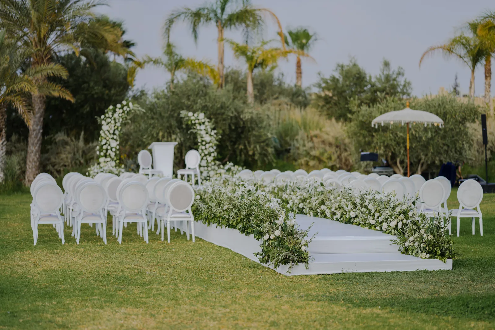 Cérémonie de mariage en plein air — allée et décor floral à Marrakech