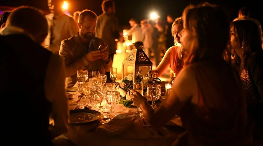 Table dressée et prête pour un dîner privé au Azalaï Urban Souk, Marrakech